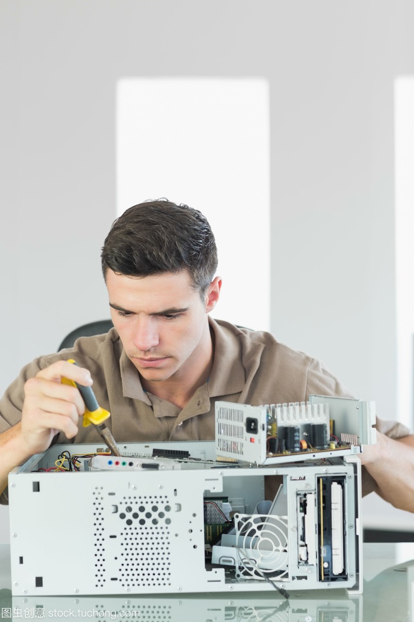 指尖下的魔法 當英俊工程師遇上辦公電腦危機